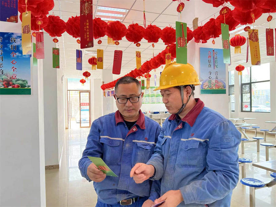 宜昌加拿大pc28预测员工正在猜灯谜.jpg